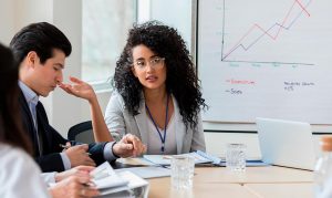 3 pessoas em uma reunião de trabalho