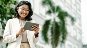 Mulher de terno branco usando um tablet